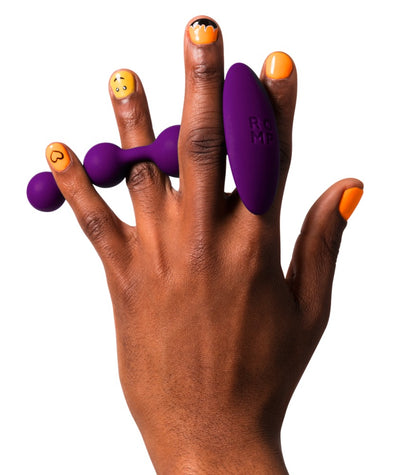 Flexible Struktur der ROMP Amp Analkette aus Silikon in der Hand demonstriert