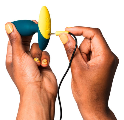 ROMP Bass Analplug flexibles Silikon in der Hand gehalten Detailansicht