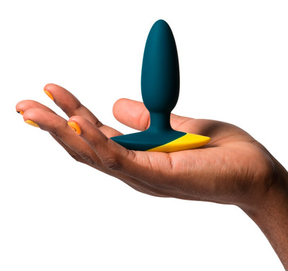 ROMP Bass Analplug Größenvergleich in der Hand für bessere Einschätzung