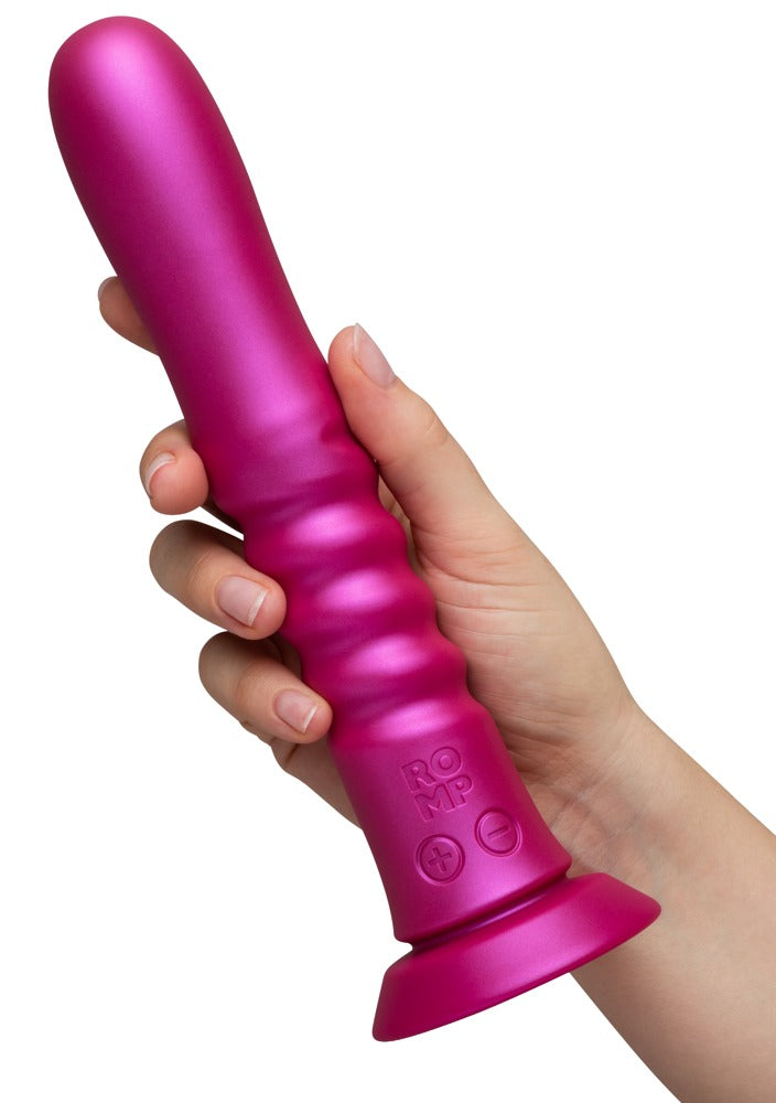 ROMP Jiggle Stoßvibrator in der Hand gehalten zur Darstellung der Größe