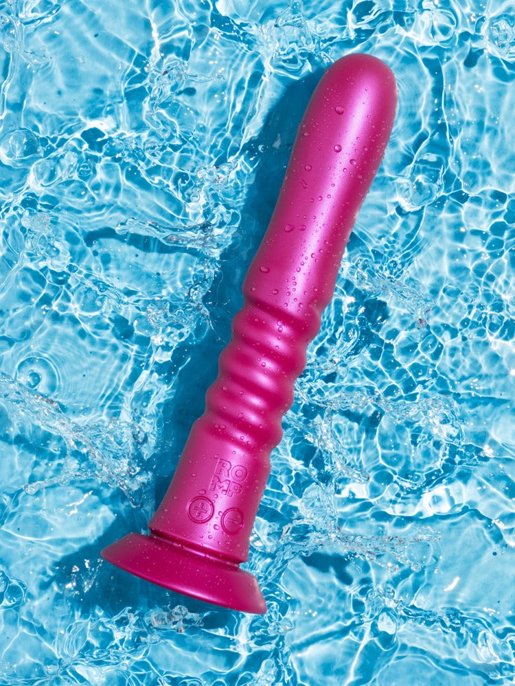 ROMP Jiggle Stoßvibrator aus Silikon im Wasser liegend