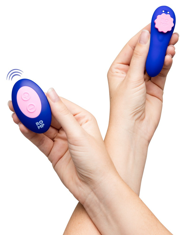 ROMP Party Panty Vibrator mit Fernbedienung in der Hand
