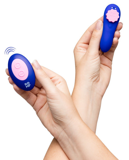 ROMP Party Panty Vibrator mit Fernbedienung in der Hand
