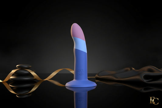 ROMP Piccolo Dildo mit Saugfuß in stilvoller Produktansicht