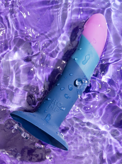 Detailaufnahme des ROMP Piccolo Dildos mit gewellter Struktur