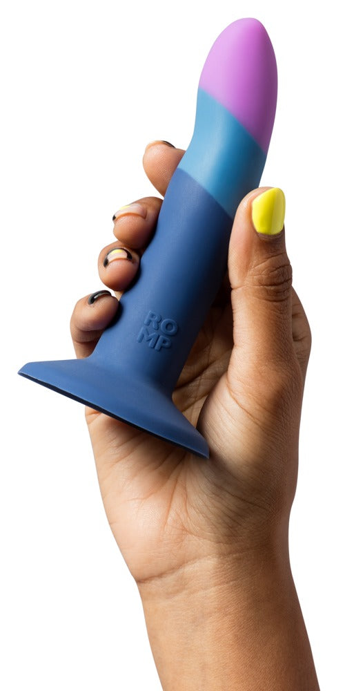Hand hält Dildo aus dem ROMP Piccolo Pegging Kit