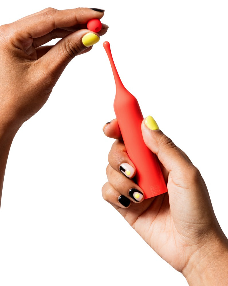 ROMP Pop Minivibrator in der Hand gehalten Anwendung