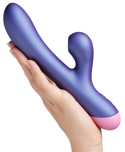 ROMP Pulse Rabbit Vibrator aus Silikon in Lila bei der Handhabung