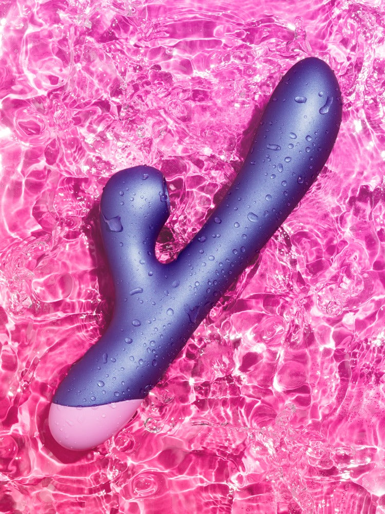 ROMP Pulse Rabbit Vibrator in elegantem Lila auf pinkem Hintergrund