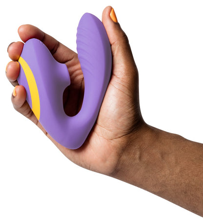 ROMP Reverb Klitorisstimulator in der Hand Detailansicht
