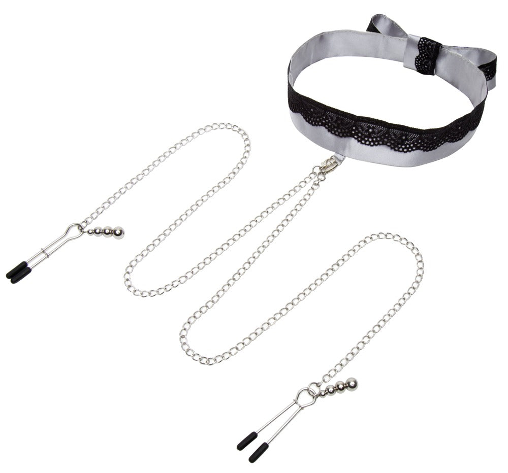 Elegantes Satin Halsband mit feinen Ketten und verstellbaren Klemmen in ruhiger Anordnung