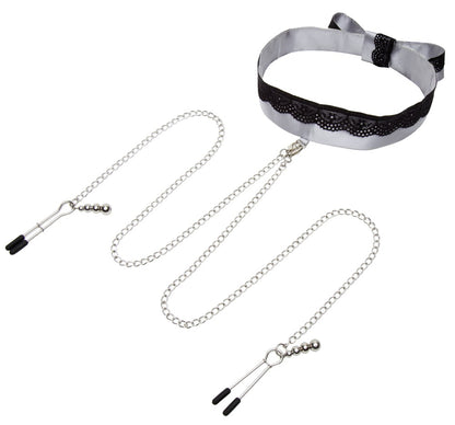 Elegantes Satin Halsband mit feinen Ketten und verstellbaren Klemmen in ruhiger Anordnung