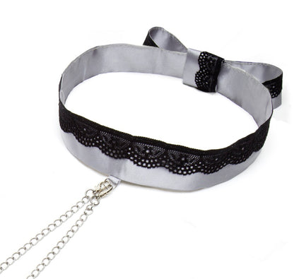 Satin Halsband mit zarter Spitzenverzierung und filigranen Ketten in Detailansicht