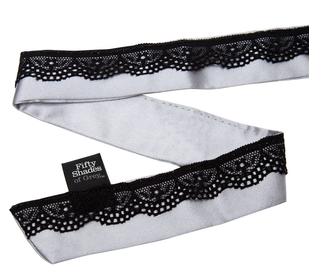 Detailaufnahme des Satin Halsbands mit feiner schwarzer Wimpernspitze