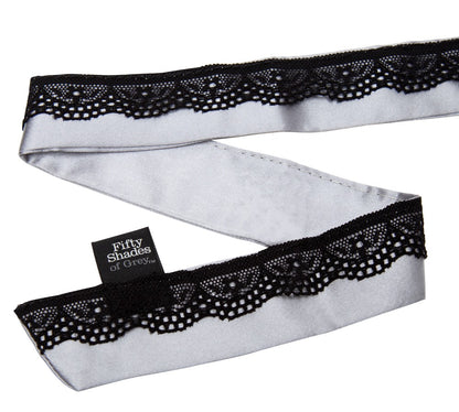 Detailaufnahme des Satin Halsbands mit feiner schwarzer Wimpernspitze