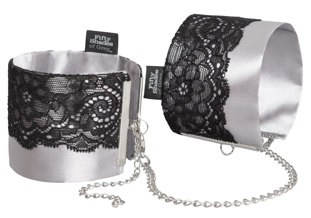 Verstellbare Satin Handfesseln mit zarter Spitze und abnehmbarer Kette