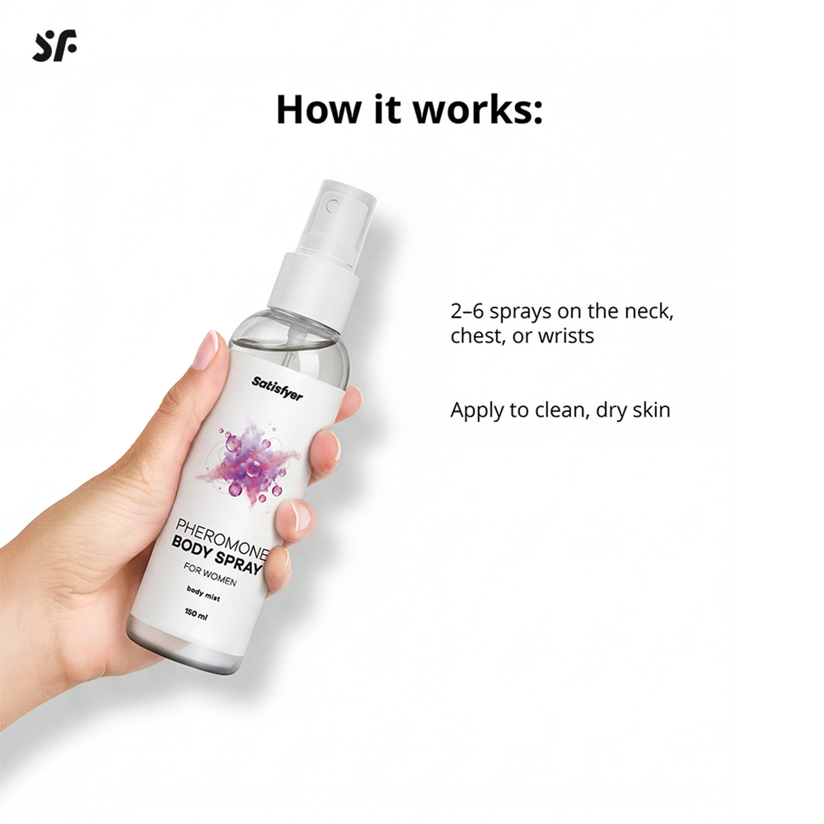 Anwendung des Satisfyer Pheromone Body Spray for Her mit Hand am Sprühkopf und Kurzanleitung