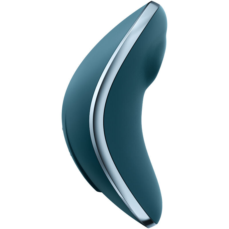 SATISFYER Vulva Lover 1 Luftpulsstimulator und Vibrator in Petrol mit geschwungener Form in der Seitenansicht