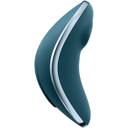 SATISFYER Vulva Lover 1 Luftpulsstimulator und Vibrator in Petrol mit geschwungener Form in der Seitenansicht