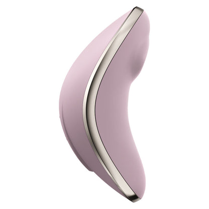 SATISFYER Vulva Lover 1 Luftpulsstimulator und Vibrator in Rosa mit geschwungener Form in der Seitenansicht