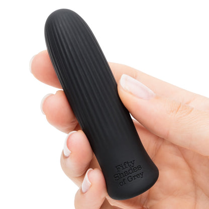 Kompakter Bullet Vibrator in der Hand gehalten zur Veranschaulichung der handlichen Größe