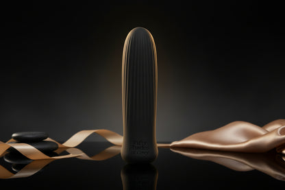 Kompakter Bullet Vibrator mit feiner Struktur aus hautfreundlichem Silikon in Schwarz