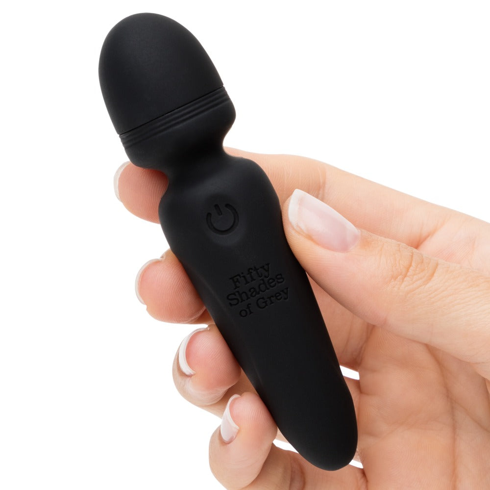 Mini Wand Vibrator in der Hand gehalten für diskrete und komfortable Anwendung