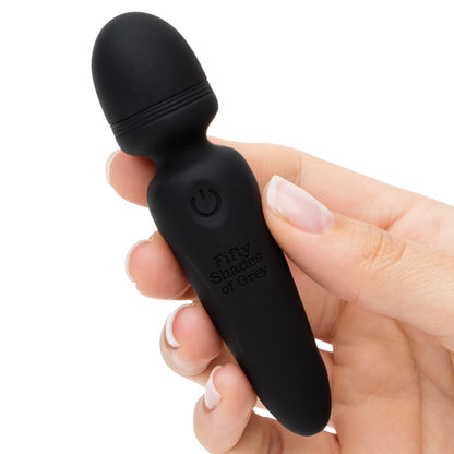 Mini Wand Vibrator in der Hand gehalten für diskrete und komfortable Anwendung