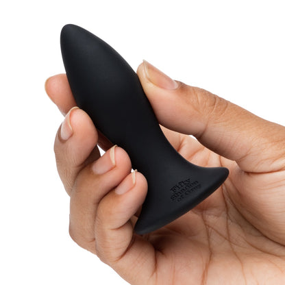 Kompakter Analvibrator aus Silikon in der Hand gehalten für Größenvergleich
