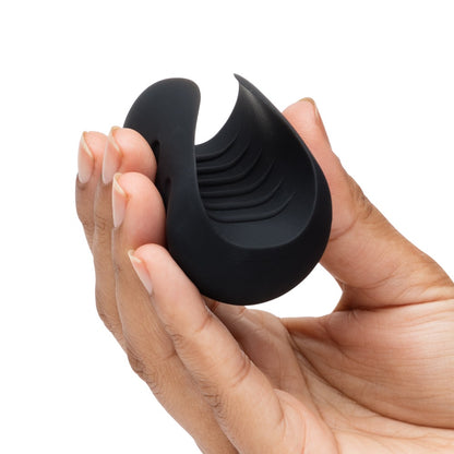 Kompakter Masturbator aus Silikon in der Hand gehalten zur Darstellung der Größe und Flexibilität