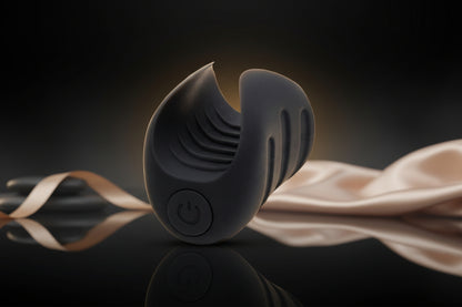 Vibrierender Masturbator aus schwarzem Silikon mit strukturiertem Innenbereich und ergonomischem Design