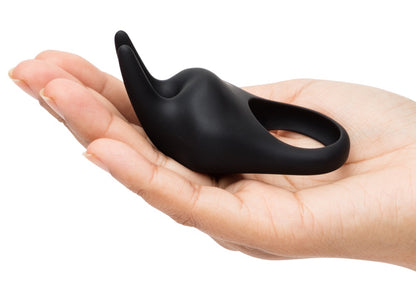 Detailansicht des Sensation Vibrating Rabbit Love Ring auf der Handfläche