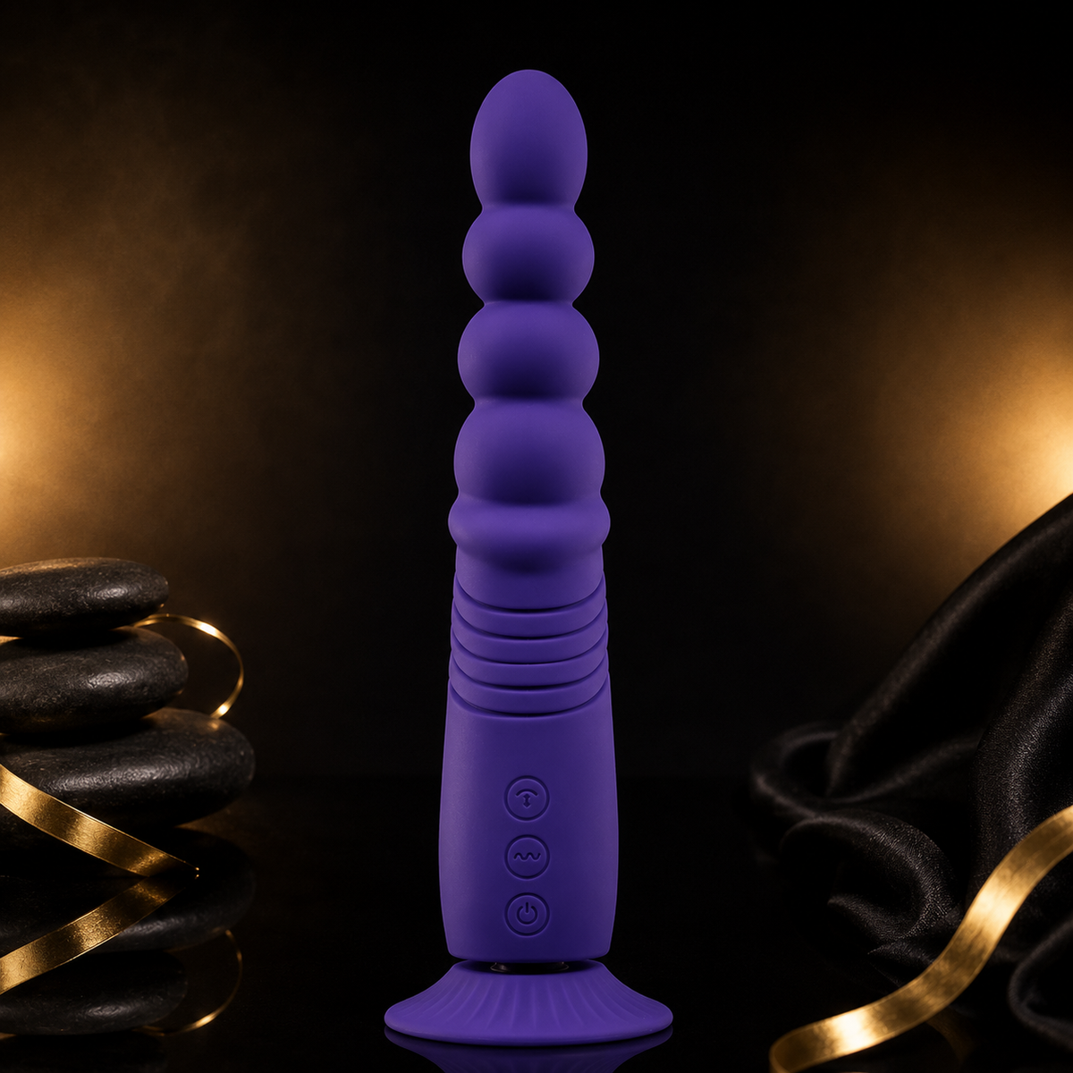 SHANiCE Thrusting 1 Stoßvibrator auf schwarzem Luxus-Studiohintergrund mit goldenen Akzenten, spiegelnder Oberfläche und eleganter Wellness-Inszenierung.