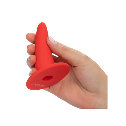 She-Ology Vaginaldilatoren in der Hand zur Darstellung der unterschiedlichen Größen, Formen und Farben