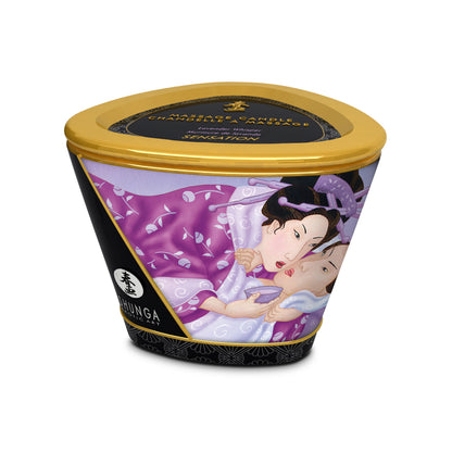 Shunga Massage Candle Lavender in schräger Ansicht mit sichtbarer Kerzenoberfläche