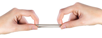 Flexibilität und Dehnbarkeit eines Silikon Cock Rings gezeigt