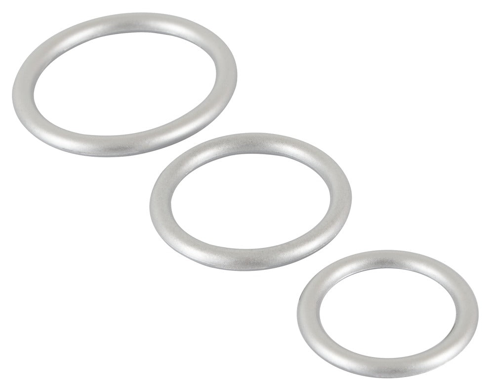 Drei flexible Silikon Penisringe in edler Metall-Optik im Detail