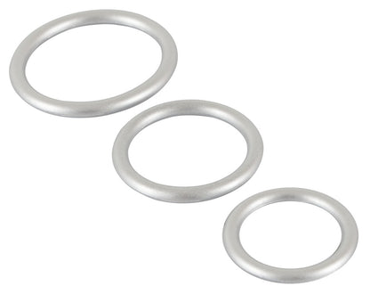 Drei flexible Silikon Penisringe in edler Metall-Optik im Detail