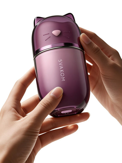 SVAKOM Klitty kompakter Auflegevibrator in der Hand