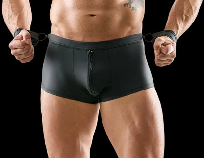 Mann trägt schwarze Svenjoyment Bondage Pants mit Fesselringen am Komfortbund