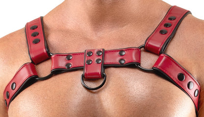Detailansicht des roten Svenjoyment Brustharness mit Metallringen