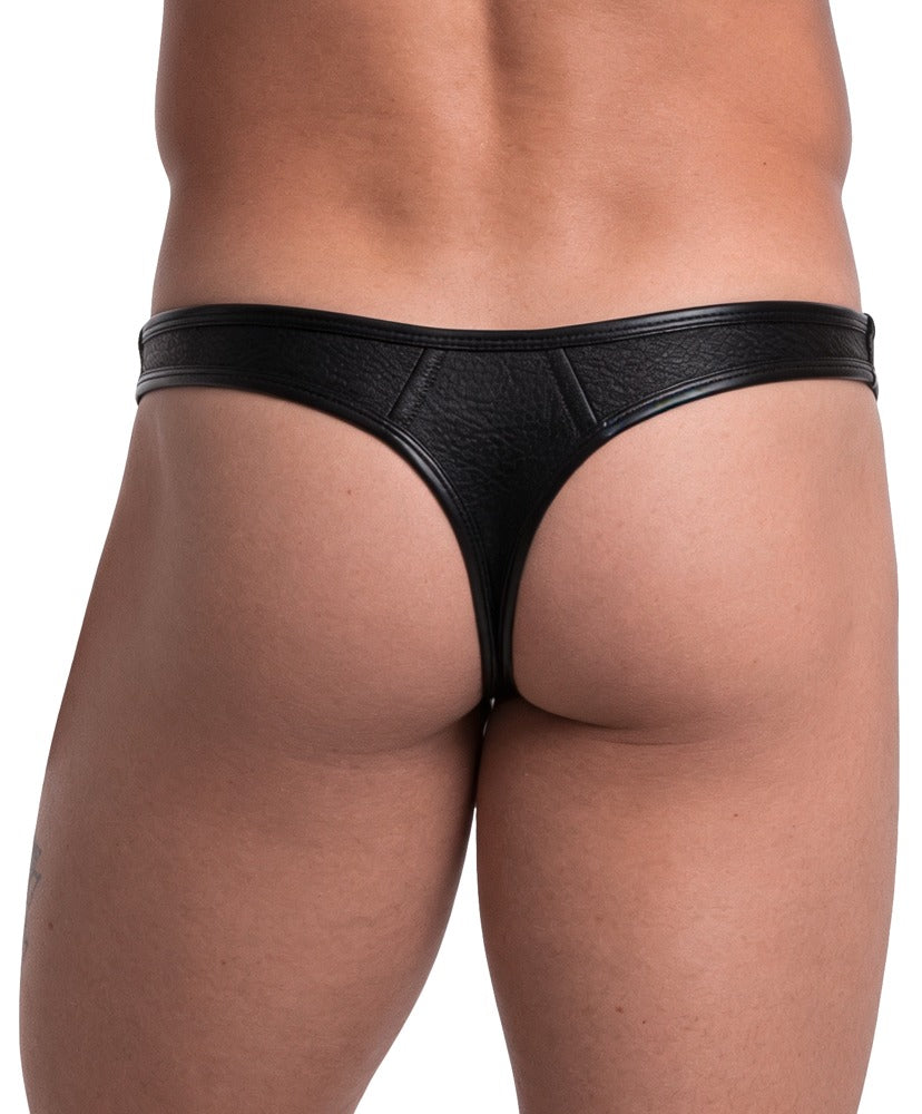Svenjoyment Herren-Riostring im schwarzen Leder-Look getragen von hinten mit knappem String-Schnitt