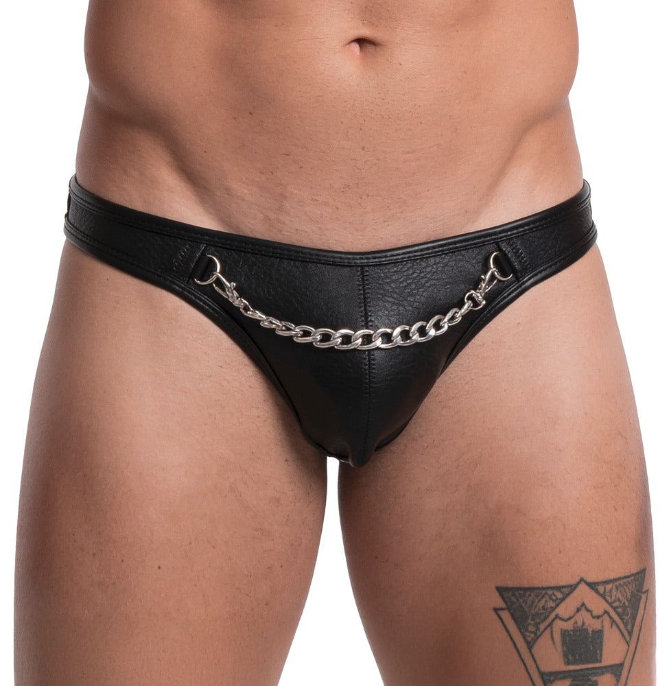Svenjoyment Herren-Riostring im schwarzen Leder-Look getragen von vorne mit abnehmbarer Karabinerkette