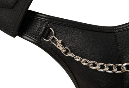 Detailansicht des Svenjoyment Herren-Riostrings im schwarzen Leder-Look mit silberfarbenem Ring und abnehmbarer Karabinerkette