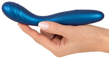 Sweet Smile Flexible G-Spot G-Punkt-Vibrator in Blau – Größenvergleich in einer Hand mit sichtbar geschwungener Form