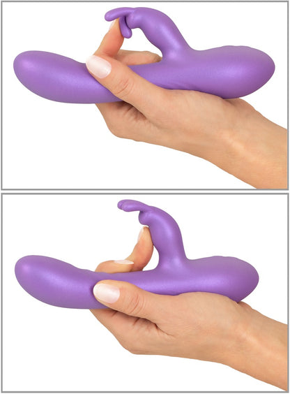 Sweet Smile Flexible Rabbit Vibrator in Lila – Darstellung der biegsamen Form in einer Hand mit unterschiedlich positioniertem Schaft und Stimulationsarm