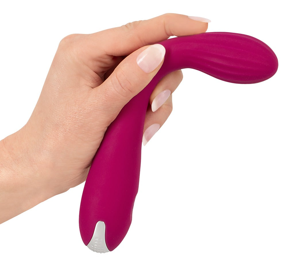 Sweet Smile G-Spot Vibrator in Pink – Darstellung des flexiblen Schafts durch Biegen des Stimulationskopfes in einer Hand