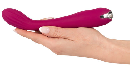 Sweet Smile G-Spot Vibrator in Pink – Größenvergleich in einer Hand zur Darstellung der schlanken und geschwungenen Form