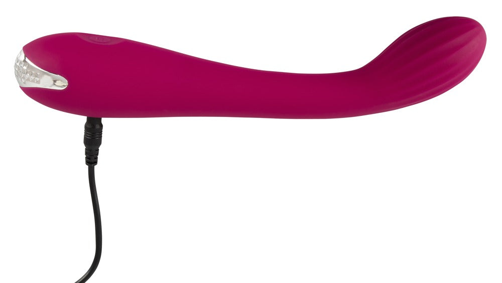 Sweet Smile G-Spot Vibrator in Pink – liegende Produktansicht mit geschwungenem Schaft und angeschlossenem Ladekabel
