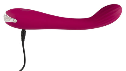 Sweet Smile G-Spot Vibrator in Pink – liegende Produktansicht mit geschwungenem Schaft und angeschlossenem Ladekabel